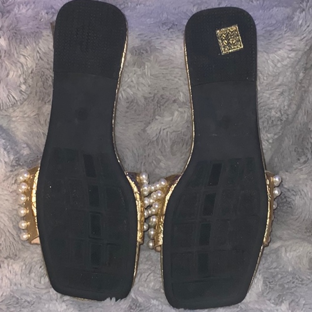 Elegant Gold and Pearl Embellished Sandals - Picture 4 of 5